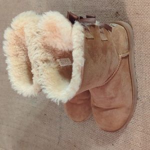 UGG Australia Women's Bailey Bow Boots size 7  Brown Round Toe 1002954
